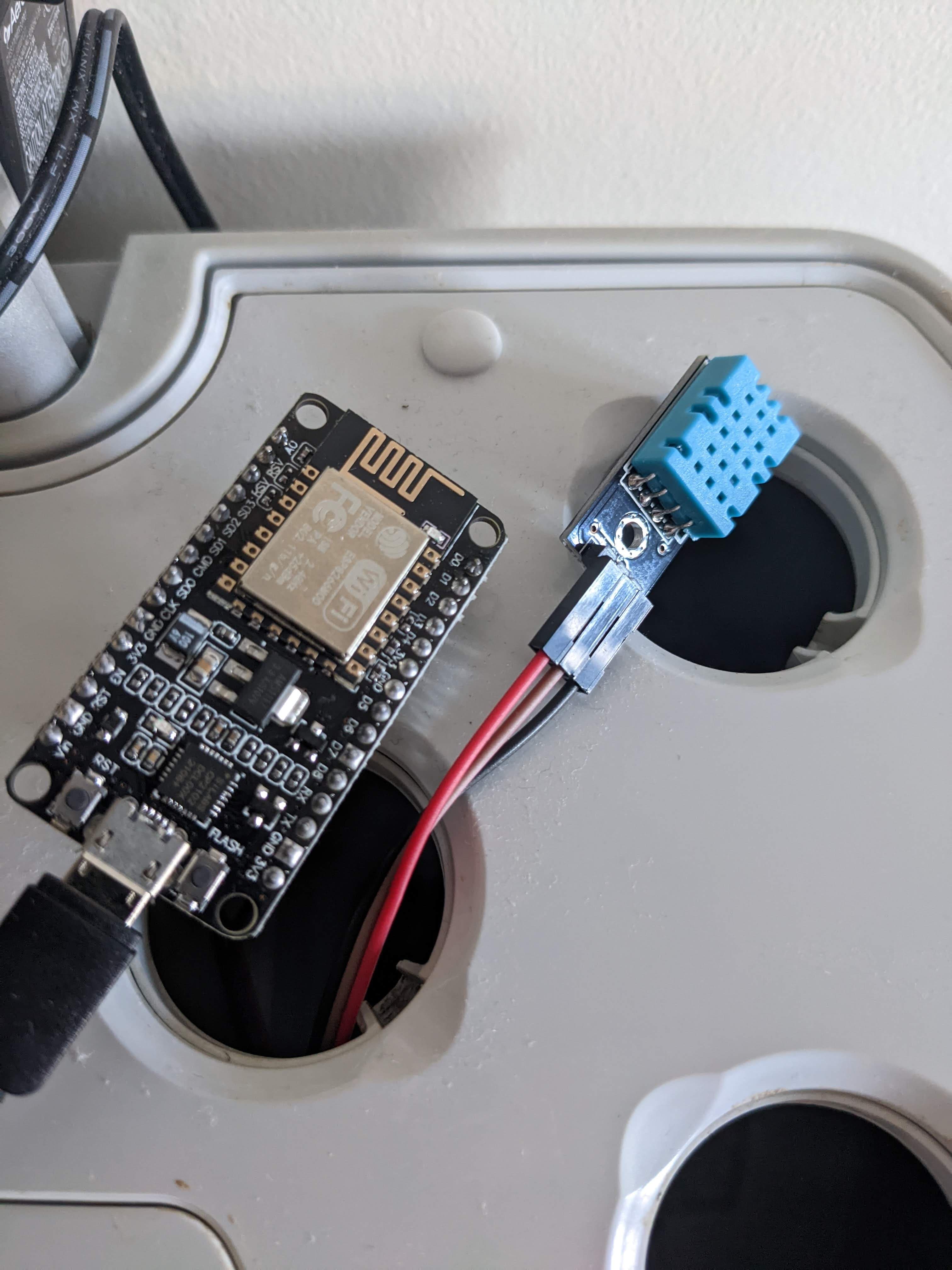 DHT11 Temperature & Humidity Sensor - Microcontroller
